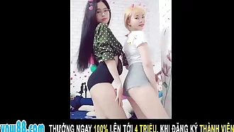 Hai Em Teen Hot Girl Nhảy Sexy Lộ Mu Đã Con Mắt