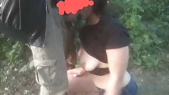 garota safada encontra novinho na trilha e pede pra chupar seu pau